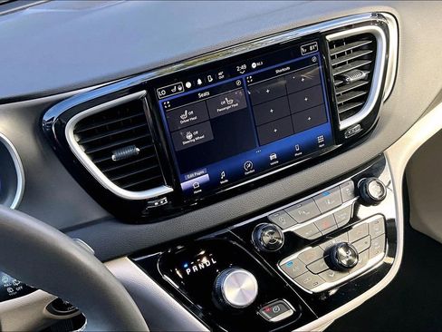 Used 2024 Chrysler Pacifica Touring-L image 9