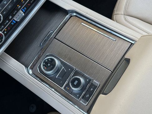 Used 2024 Ford Expedition Limited image 23