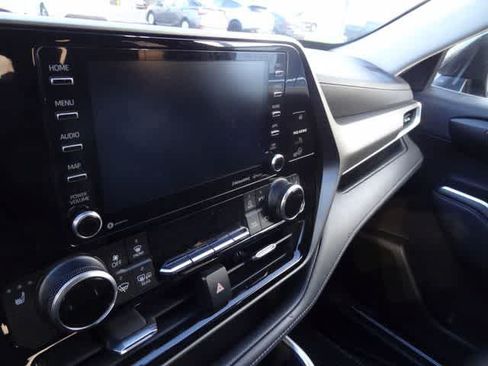 Used 2021 Toyota Highlander XLE AWD/4WD image 11