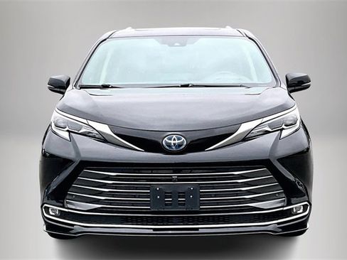 Used 2022 Toyota Sienna Platinum image 3