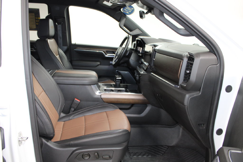 Used 2024 Chevrolet Silverado 1500 High Country w/ Technology Package AWD/4WD image 29
