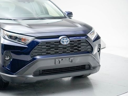 Used 2021 Toyota RAV4 XLE Premium image 9