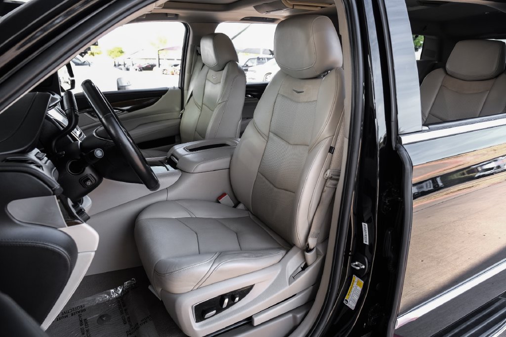 Used 2019 Cadillac Escalade ESV Luxury AWD/4WD image 35