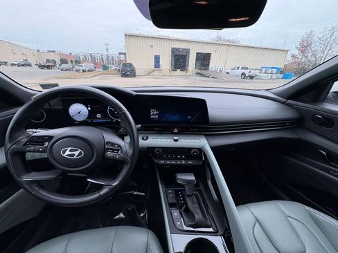 Used 2025 Hyundai Elantra Limited image 32