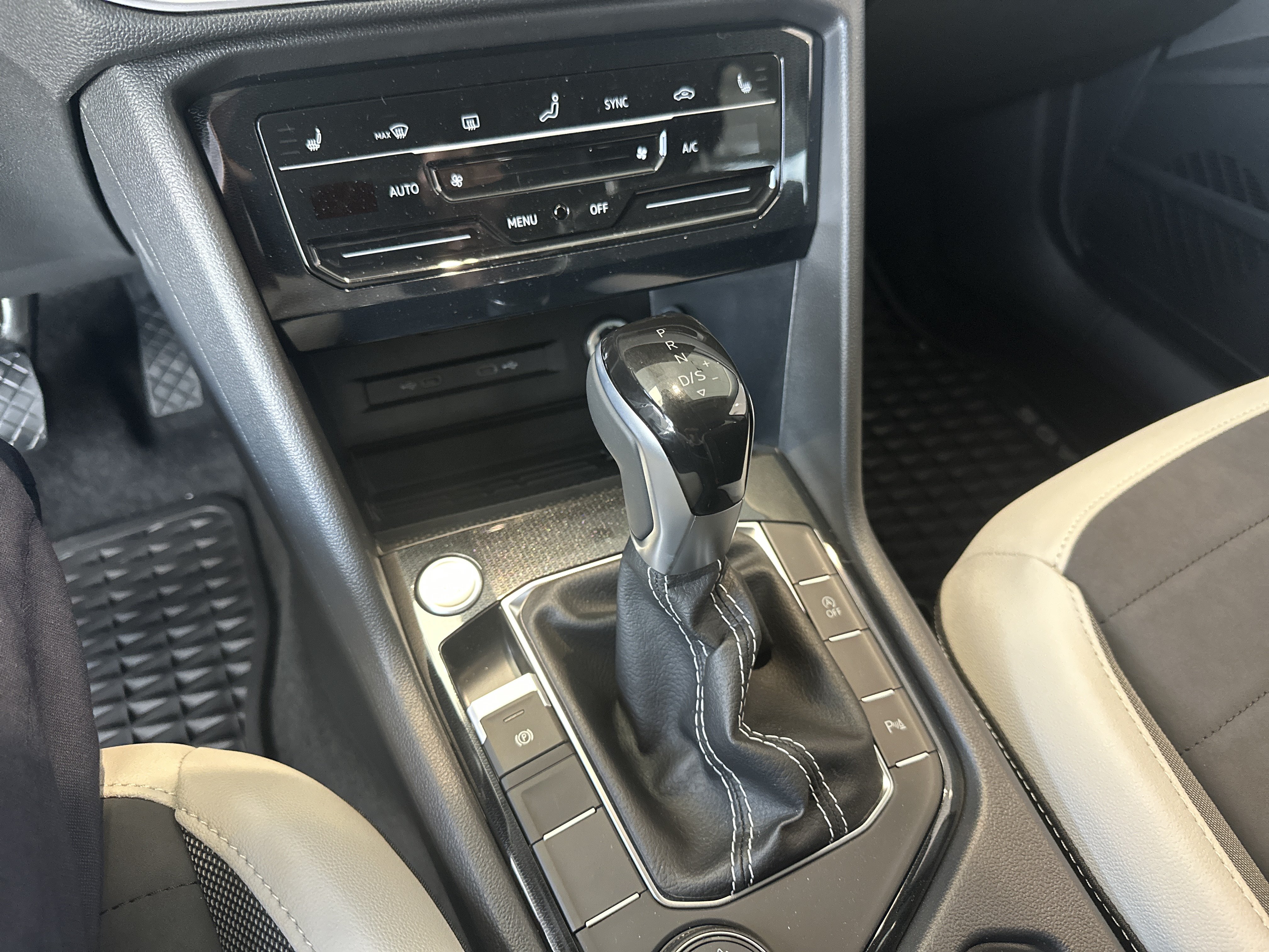 New 2025 Volkswagen Taos SE AWD/4WD image 7