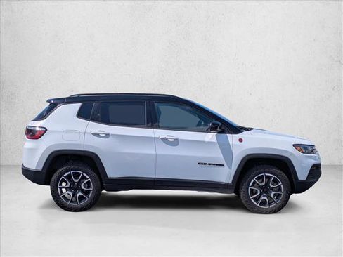 Used 2024 Jeep Compass Trailhawk AWD/4WD image 4