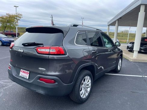 Used 2017 Jeep Cherokee Latitude w/ Cold Weather Group FWD image 3