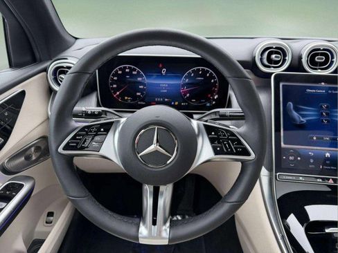 Used 2025 Mercedes-Benz GLC 300 4MATIC image 10