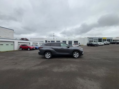 Used 2025 Toyota Highlander LE FWD image 16