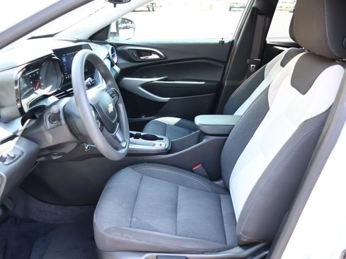Used 2025 Chevrolet Trax LS w/ LS Convenience Package FWD image 9