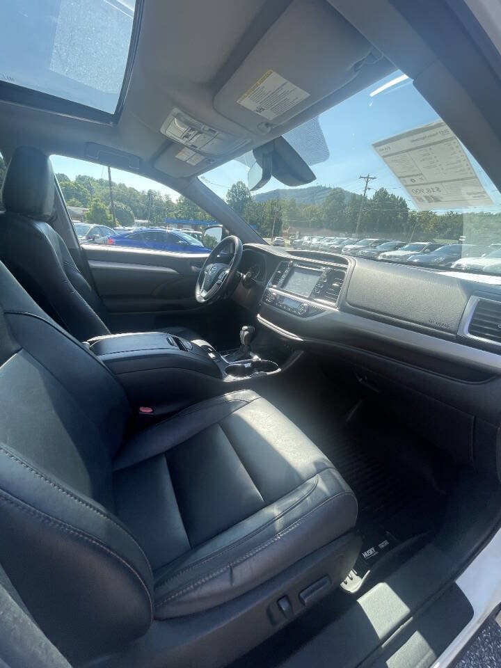 Used 2017 Toyota Highlander XLE FWD image 14