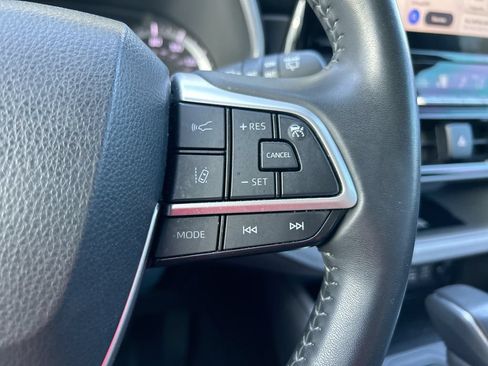 Certified 2023 Toyota Highlander XLE FWD image 17