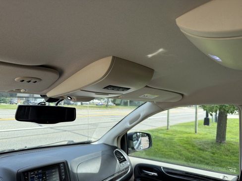 Used 2015 Chrysler Town & Country Touring-L w/ Driver Convenience Group FWD image 13