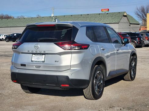 Used 2024 Nissan Rogue SV image 5