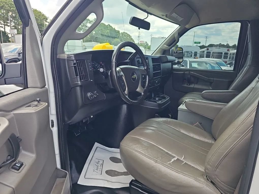Used 2017 Chevrolet Express 3500 Extended RWD image 6