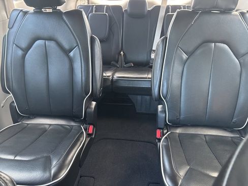 Used 2022 Chrysler Pacifica Limited FWD image 29