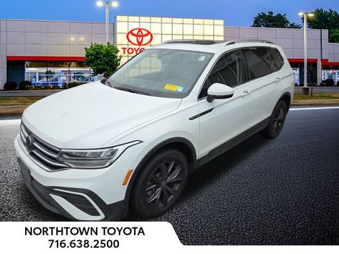 Used 2022 Volkswagen Tiguan SE w/ Panoramic Sunroof Package image 12