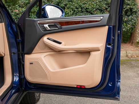 Certified 2024 Porsche Macan image 30