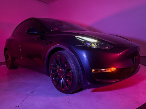 Used 2024 Tesla Model Y Performance AWD/4WD image 2