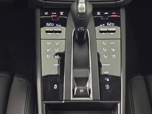 Certified 2026 Porsche Macan AWD/4WD image 22