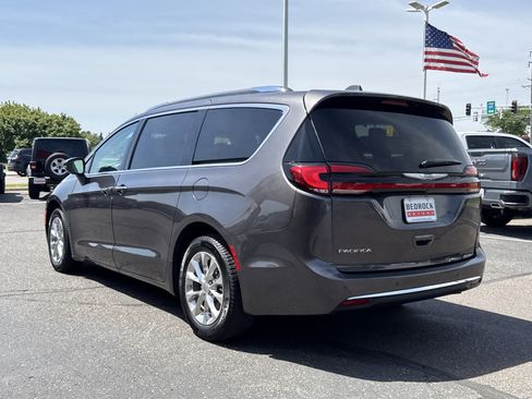 Used 2021 Chrysler Pacifica Touring-L FWD image 5