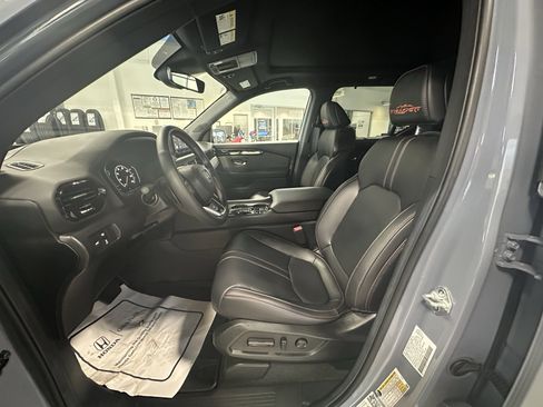 Used 2025 Honda Pilot TrailSport image 8