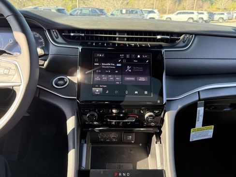 New 2025 Jeep Grand Cherokee Altitude image 20