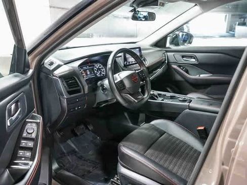 Used 2025 Nissan Rogue SV image 17