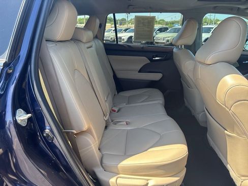 Used 2022 Toyota Highlander XLE AWD/4WD image 33
