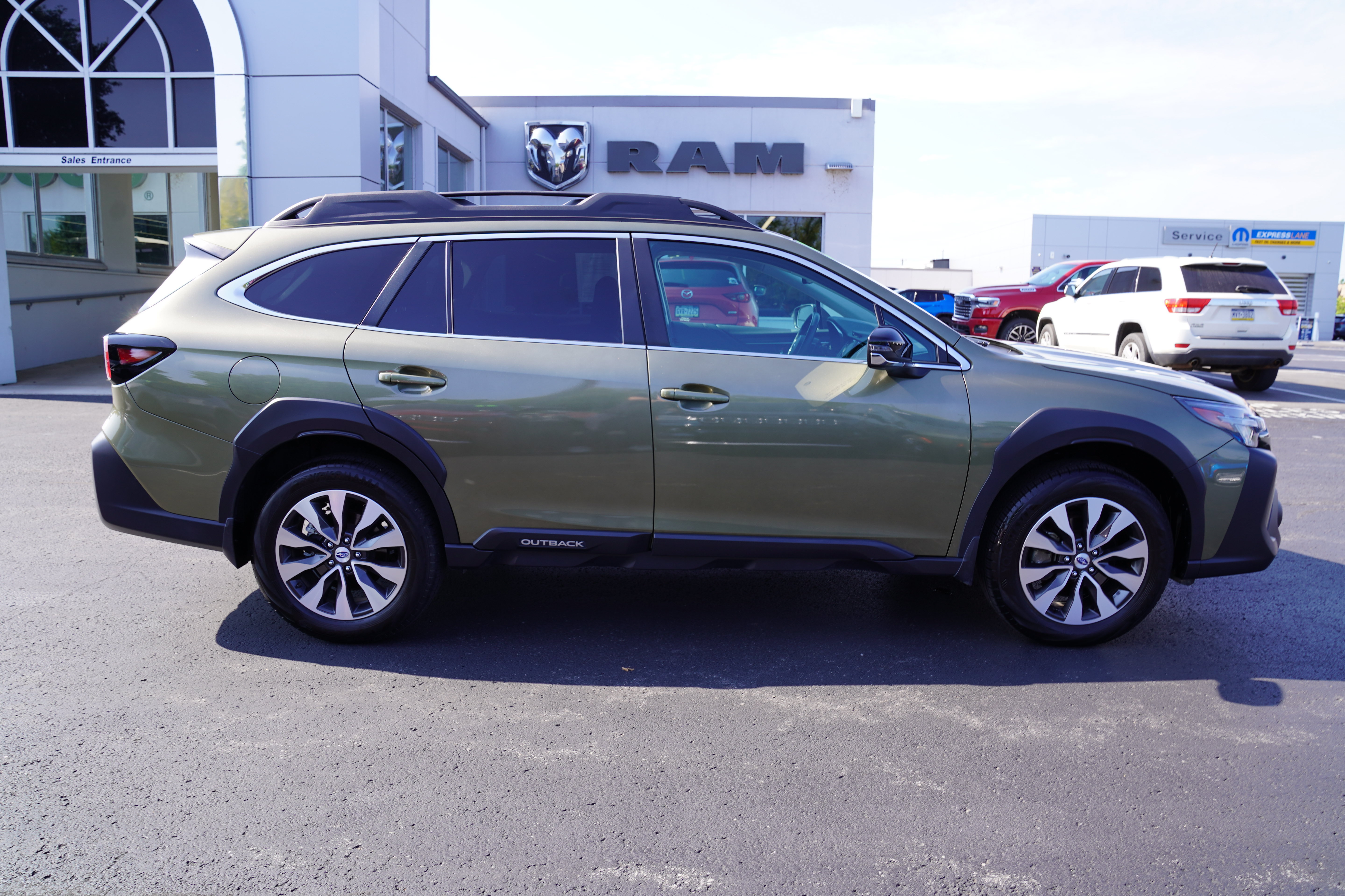 Used 2025 Subaru Outback Limited AWD/4WD image 2