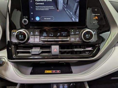 Used 2025 Toyota Highlander XLE image 24