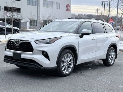 Certified 2022 Toyota Highlander Limited image 2