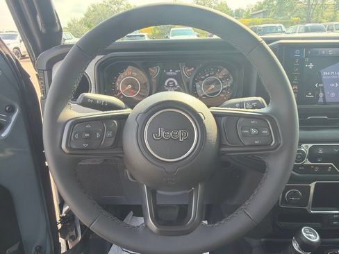 Used 2024 Jeep Gladiator Sport AWD/4WD image 9