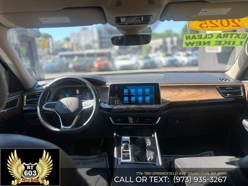 Used 2025 Volkswagen Atlas SE AWD/4WD image 13