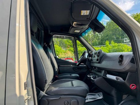 Used 2022 Mercedes-Benz Sprinter 2500 image 10