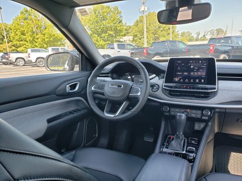 Used 2025 Jeep Compass Latitude w/ Sun & Sound Group AWD/4WD image 35