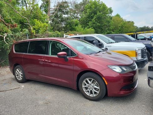 Used 2017 Chrysler Pacifica Touring FWD image 1
