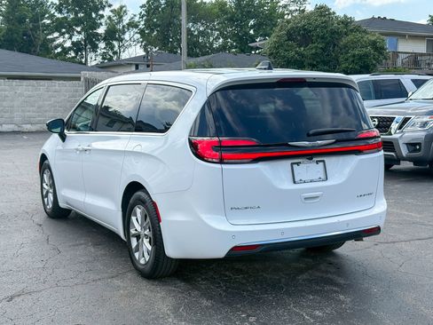 Used 2026 Chrysler Pacifica Limited FWD image 6