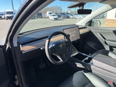 Used 2021 Tesla Model Y Long Range image 3