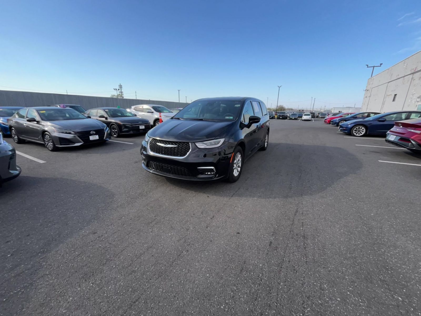 Used 2025 Chrysler Pacifica Select FWD image 6