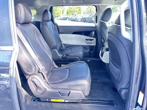 Used 2024 Kia Carnival EX FWD image 16