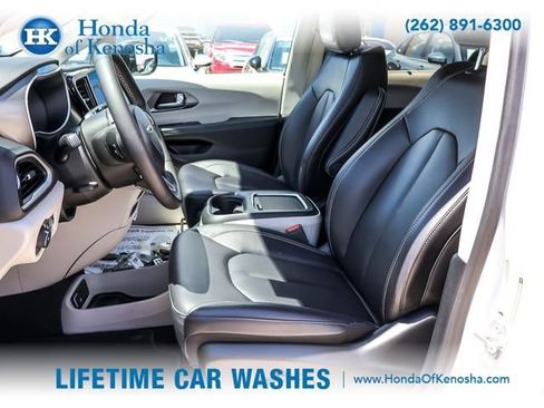 Used 2024 Chrysler Pacifica Touring-L FWD image 9