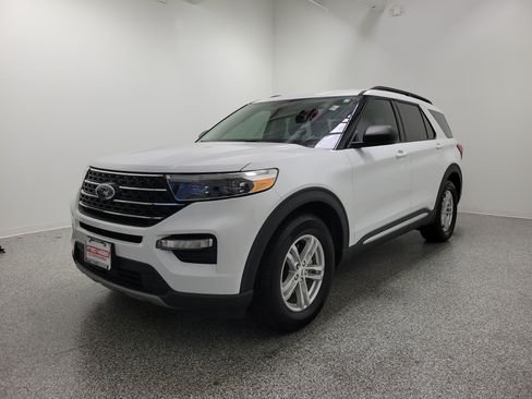Used 2020 Ford Explorer XLT w/ Equipment Group 202A RWD image 2