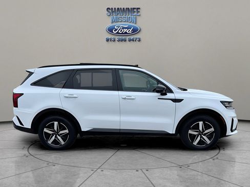Used 2022 Kia Sorento EX w/ Panoramic Sunroof Package image 4