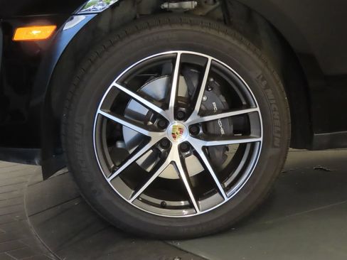 Certified 2026 Porsche Macan AWD/4WD image 11