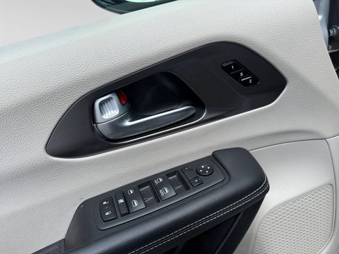 Used 2024 Chrysler Pacifica Touring-L FWD image 20