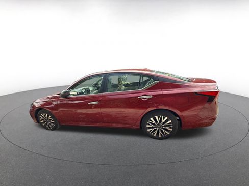 Used 2025 Nissan Altima 2.5 SV FWD image 4