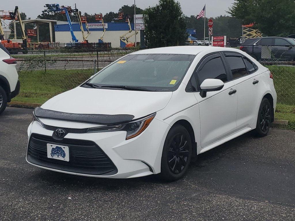 Used 2025 Toyota Corolla LE FWD image 2