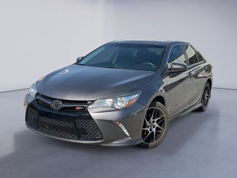 Used 2017 Toyota Camry SE w/ Moonroof Package image 2