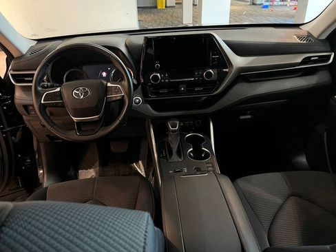 Used 2025 Toyota Highlander LE FWD image 35